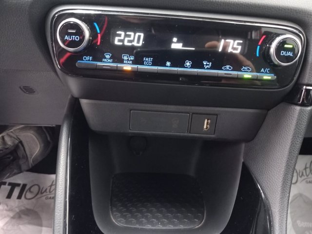 TOYOTA Yaris 1.5h style