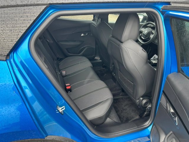 PEUGEOT 2008 Hybrid 136 e-DCS6 GT