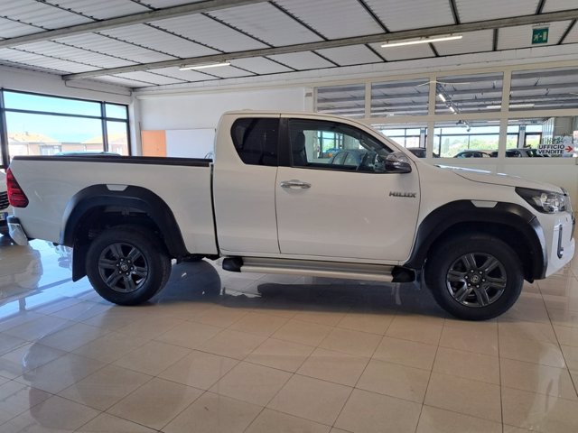 TOYOTA Hilux 2.4 d-4d extra cab lounge 4wd
