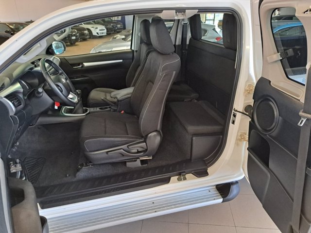 TOYOTA Hilux 2.4 d-4d extra cab lounge 4wd