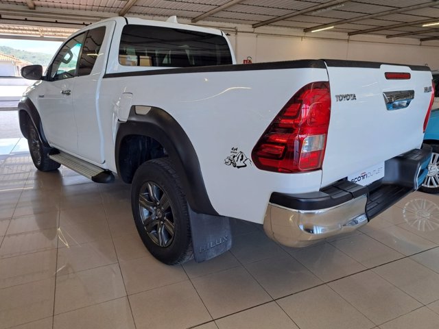 TOYOTA Hilux 2.4 d-4d extra cab lounge 4wd