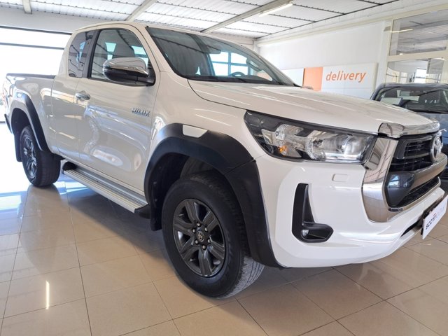 TOYOTA Hilux 2.4 d-4d extra cab lounge 4wd