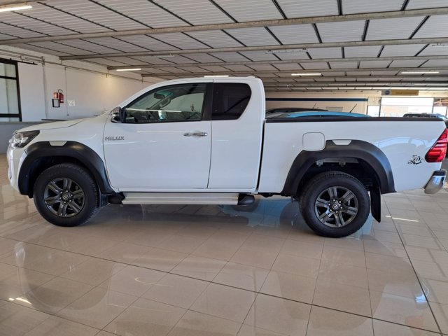 TOYOTA Hilux 2.4 d-4d extra cab lounge 4wd