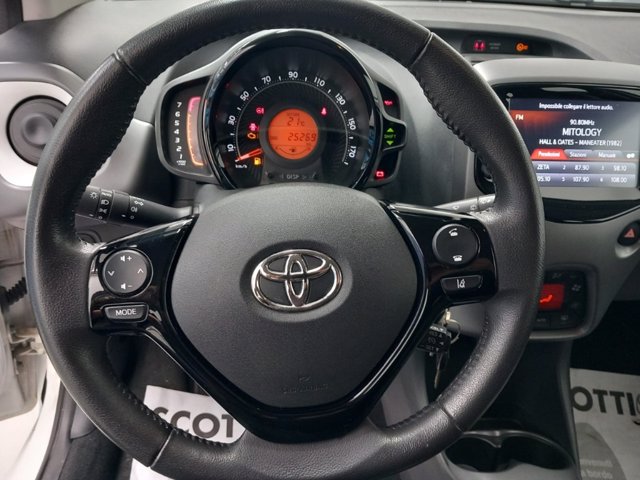 TOYOTA Aygo Connect 1.0 VVT-i 72 CV 5 porte x-play