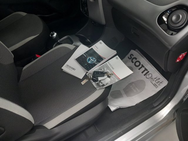 TOYOTA Aygo 5p 1.0 x-play m-mt 72cv