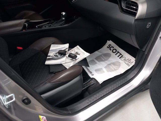 TOYOTA C-hr 1.8h lounge 2wd e-cvt my18