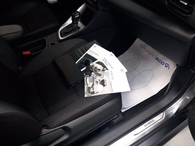 TOYOTA Yaris 1.5h trend