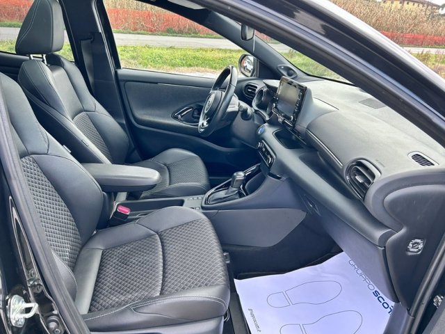 TOYOTA Yaris 1.5h lounge