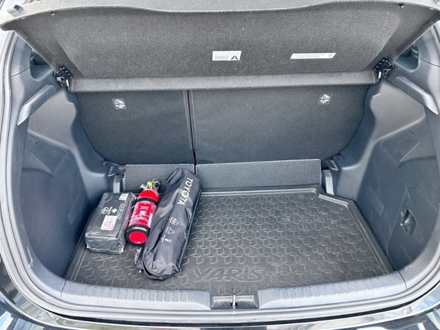 TOYOTA Yaris 1.5h lounge