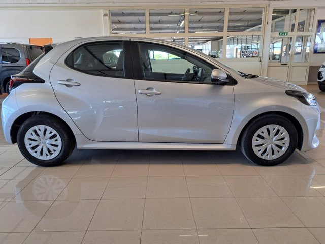 TOYOTA Yaris 1.5h active