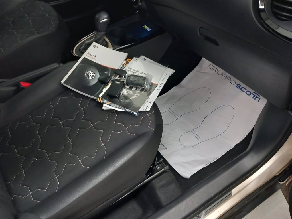 TOYOTA Aygo x 1.0 lounge 72cv s-cvt