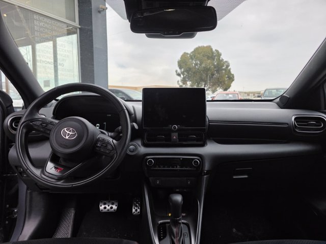 TOYOTA Yaris 1.5h 130 gr sport