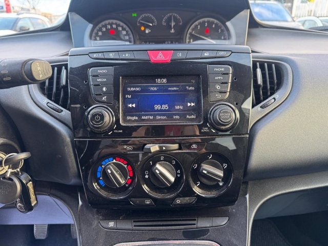 LANCIA Ypsilon 1.2 silver 69cv