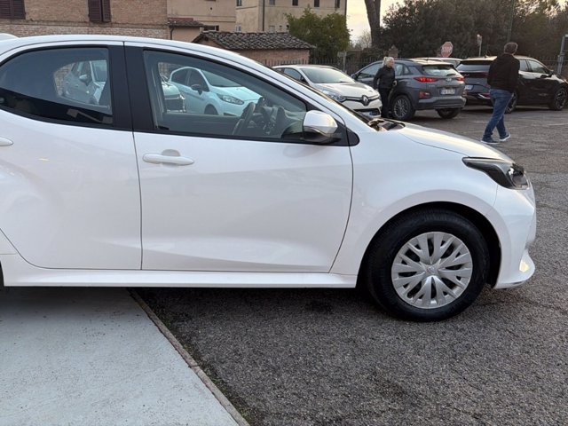 TOYOTA Yaris 1.5h active