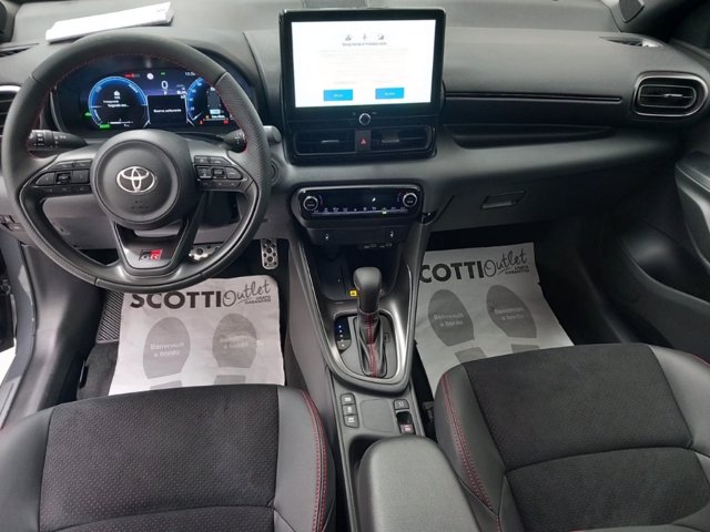 TOYOTA Yaris 1.5h 130 gr sport