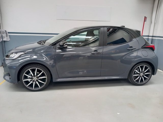 TOYOTA Yaris 1.5h 130 gr sport