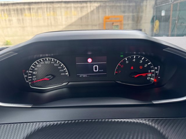 PEUGEOT 2008 BlueHDi 110 S&S Allure