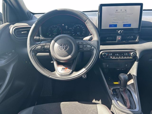 TOYOTA Yaris 1.5h 130 gr sport