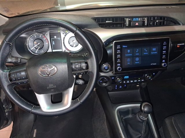 TOYOTA Hilux 2.4 d-4d c&c 4x4 comfort